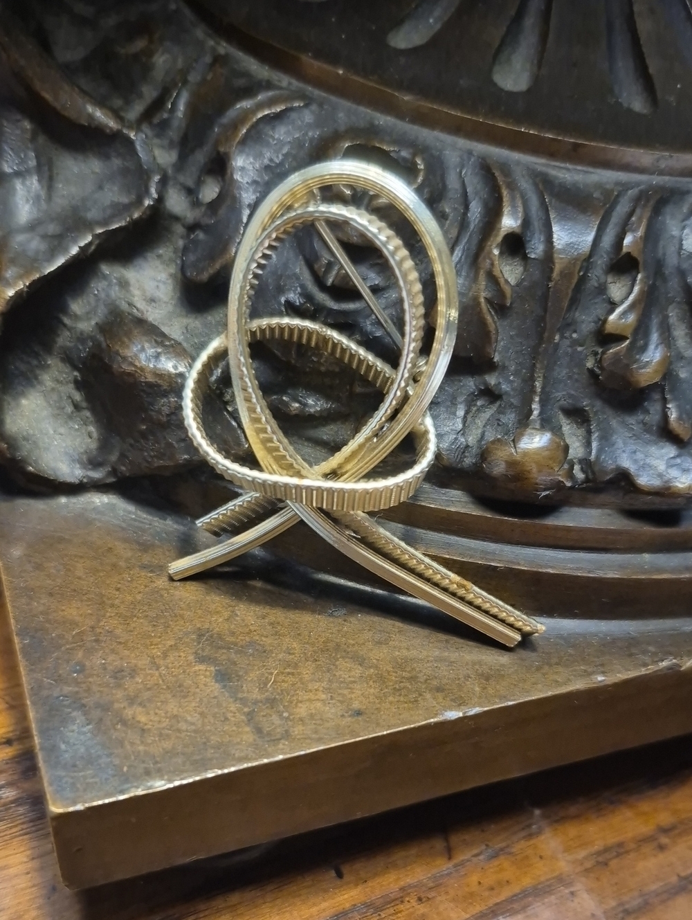 Vintage Textured Gold Tone Ribbon Untied Knot Brooch